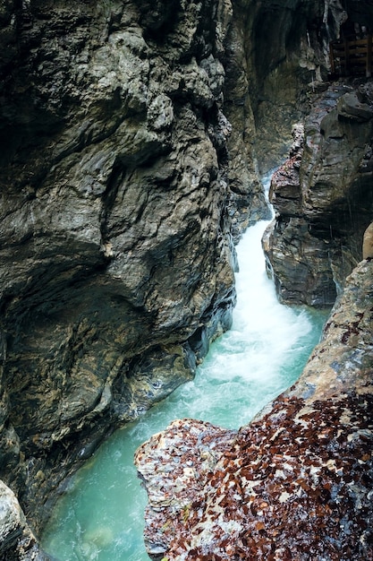 Gola estiva di Liechtensteinklamm con ruscello e cascate in Austria.