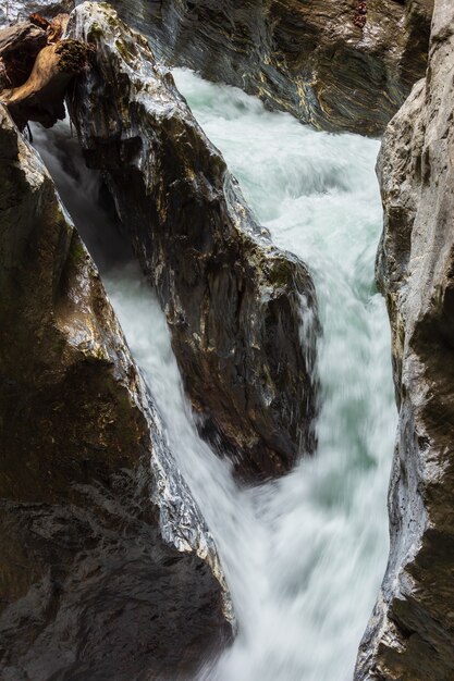 Gola estiva di Liechtensteinklamm con ruscello e cascate in Austria.