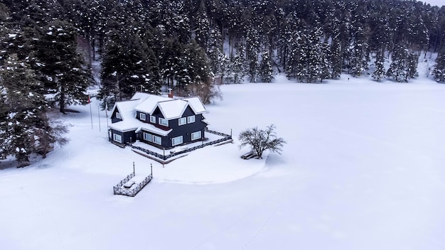 Golcuk Bolu Turchia neve invernale durante la nevicata Foto del drone di concetto di viaggio