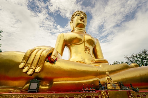 Golden Big Buddha sullo sfondo di un cielo nuvoloso blu a Pattaya Thailandia nel giorno d'estate