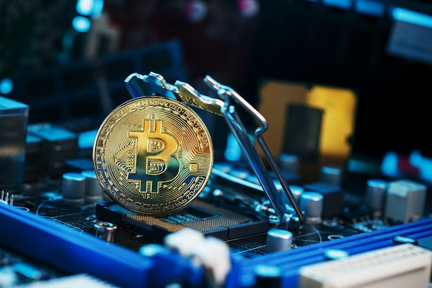 Golden Bitcoin Criptovaluta sulla CPU del circuito del computer.