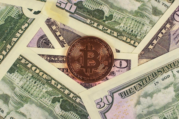 Golden Bitcoin su dollari USA Concetto di scambio di denaro elettronico