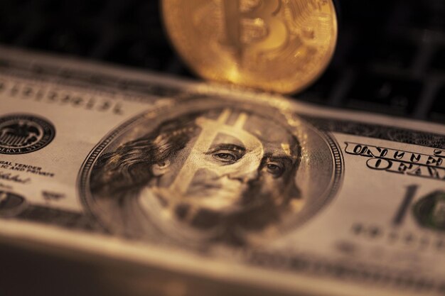 Golden Bitcoin sulle banconote in dollari USA Concetto di scambio di denaro elettronico