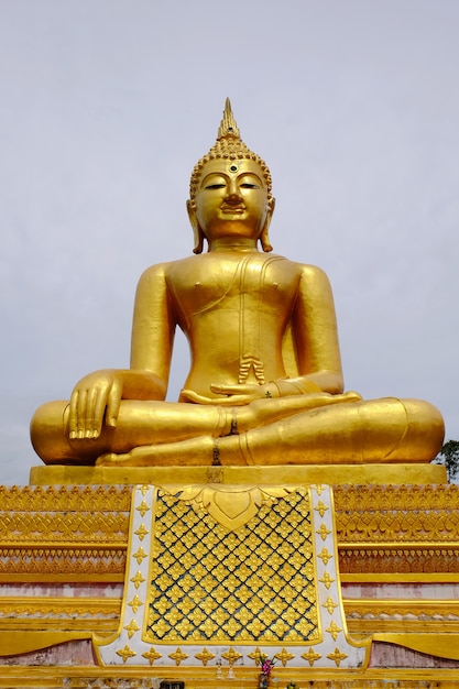 Golden Buddha Three Pagodas, simboli religiosi basati. Stile tailandese misto Thai art.Golden Buddh