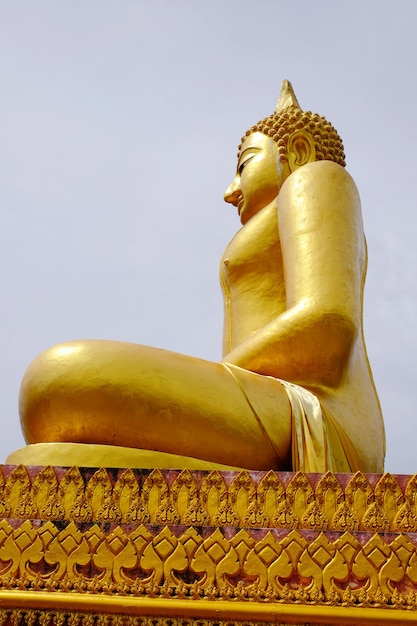 Golden Buddha Three Pagodas, simboli religiosi basati. Stile tailandese misto Thai art.Golden Buddh