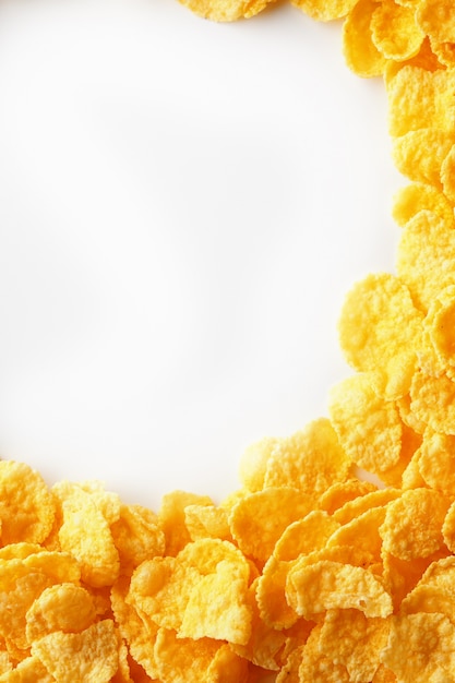 Golden Cornflakes full frame con spazio vuoto copia rotonda nel mezzo visto dall'alto