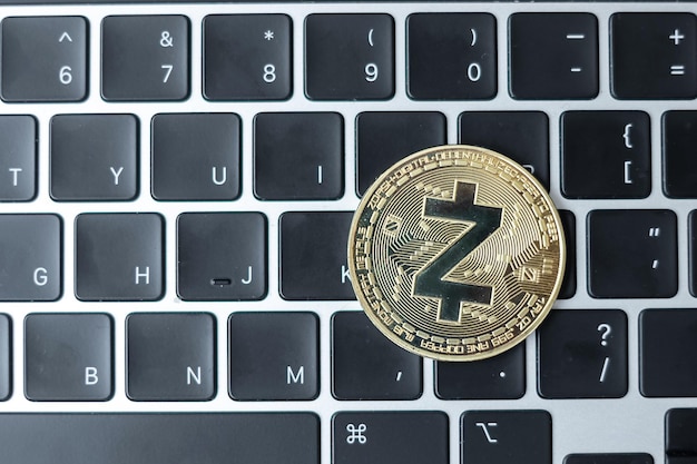 Golden Cryptocurrency su tastiera laptop Zcach coin Crypto è Digital Money all'interno della rete blockchain