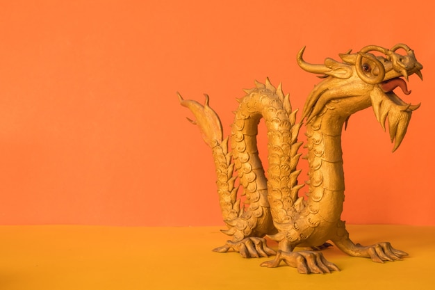 Golden Dragon Statue è un simbolo di ricchezza e potere nella fede del cinese