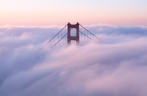 Golden Gate Bridge coperto di nuvole durante il tramonto la sera in California