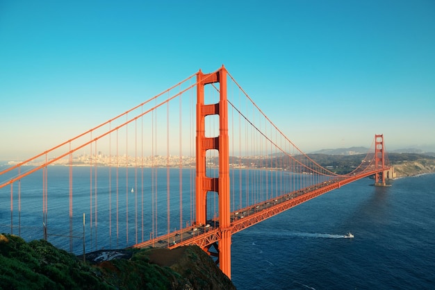 Golden Gate Bridge di San Francisco come il famoso punto di riferimento.