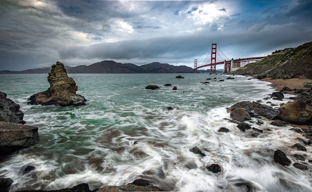 Golden Gate Bridge e Oceano Pacifico nel bel momento