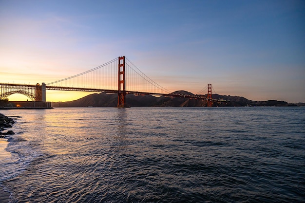 Golden Gate Bridge sopra un corpo d'acqua Foto