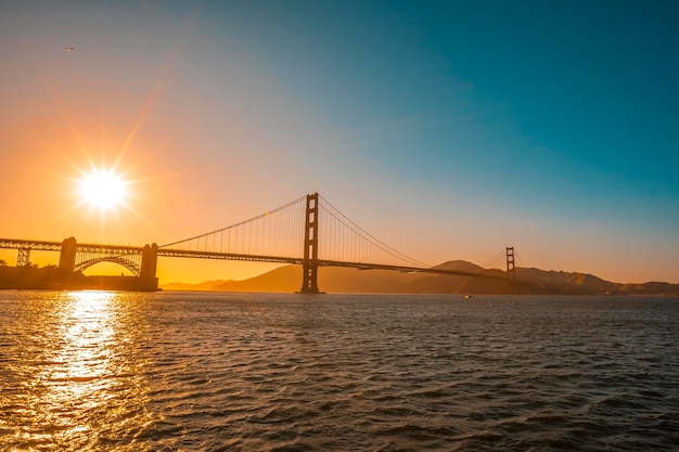 Golden Gate di San Francisco e il sole in uno splendido tramonto