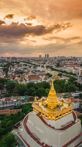 Golden Mountain Wat Saket Ratcha Wora Maha Wihan popolare attrazione turistica di Bangkok I punti di riferimento di Bangkok in Thailandia sotto la pioggia prima della vista dall'alto