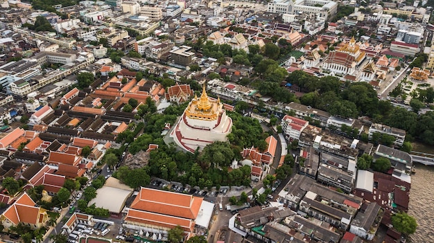 Golden Mountain Wat Saket Ratcha Wora Maha Wihan popolare attrazione turistica di Bangkok I punti di riferimento di Bangkok in Thailandia sotto la pioggia prima della vista dall'alto