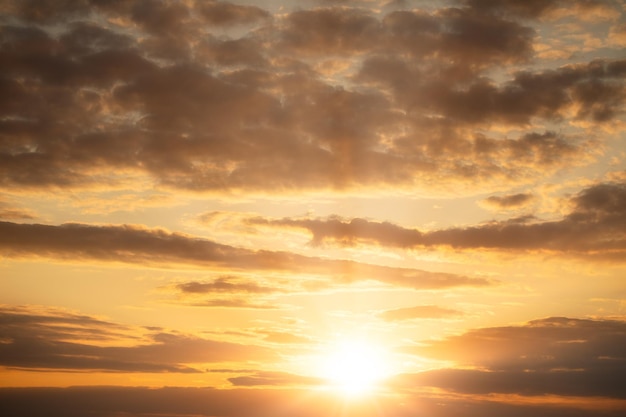 Golden Sunset Silhouetted Nuvole al tramonto o all'alba