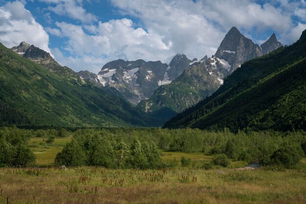 Golena del fiume Klukhor nelle montagne del Caucaso Dombay KarachayCherkessia Russia