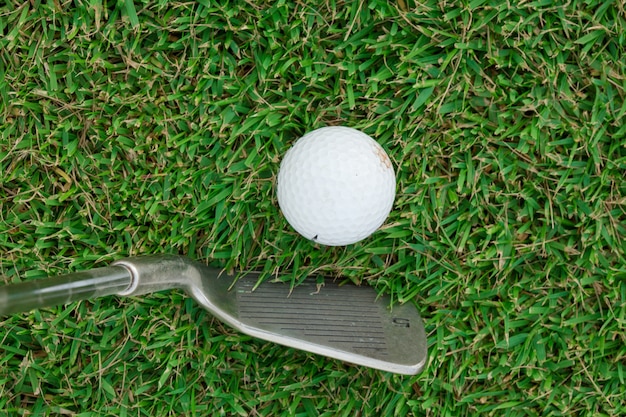 Golf Ball e Golf Club sull&#39;erba