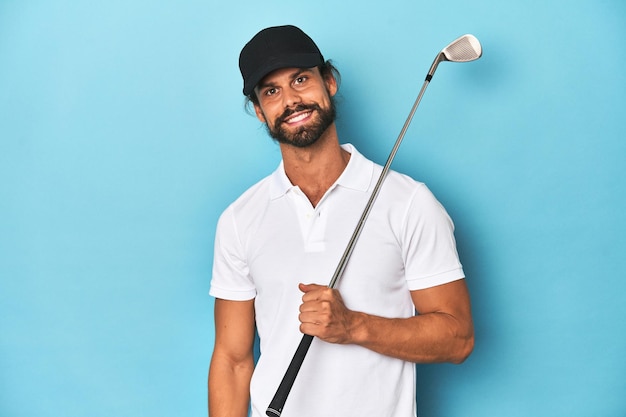 Golfista dai capelli lunghi con mazzo e cappello felice sorridente e allegro