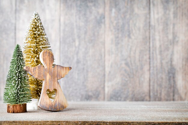 Golg e albero di Natale verde su uno sfondo di legno.