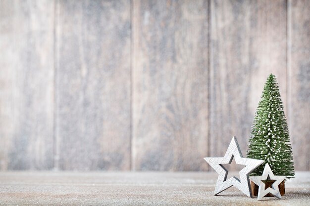 Golg e albero di Natale verde su uno sfondo di legno.