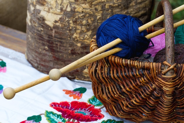 Gomiti di lana per lavorare a maglia in un cesto di vimini
