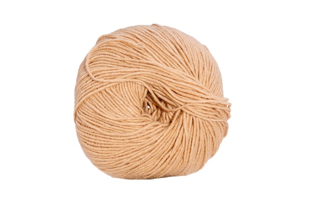 Gomitolo di lana marrone isolato su sfondo bianco. Foto di alta qualità