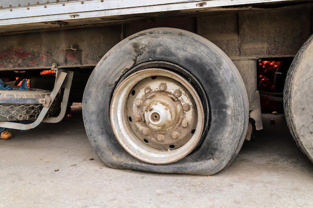 Gomma a terra di un vecchio primo piano del camion