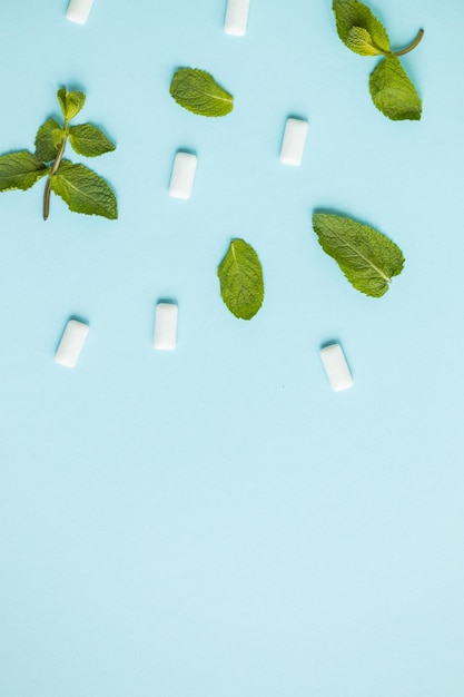 Gomma da masticare alla menta su sfondo blu