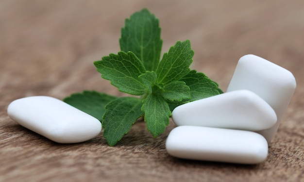 Gomma da masticare con stevia verde su superficie di legno