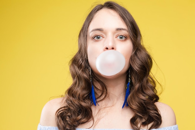 Gomma da masticare dell'adolescente femminile e mantenere palloncino