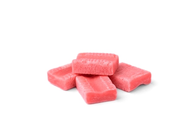 Gomma da masticare rosa con fragola isolata su fondo bianco.