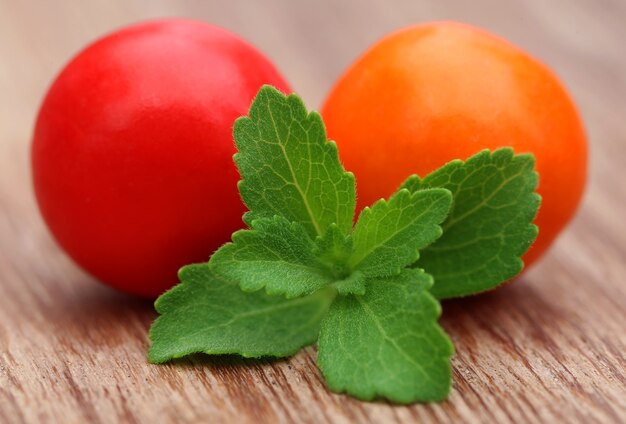 Gomma da masticare rotonda con stevia verde su superficie di legno