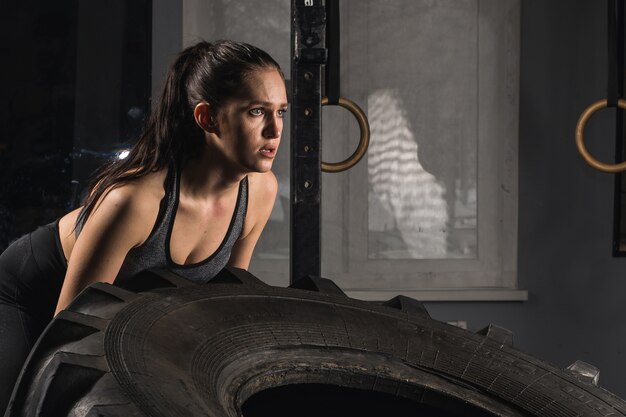 Gomma lanciante femminile alla palestra.