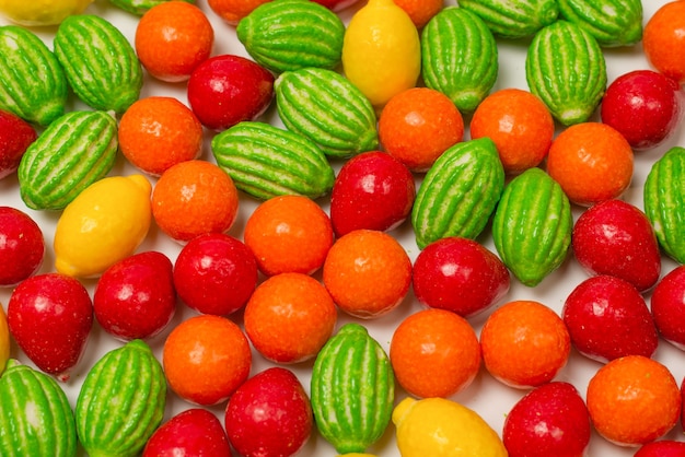 Gomme da masticare isolati su sfondo bianco.