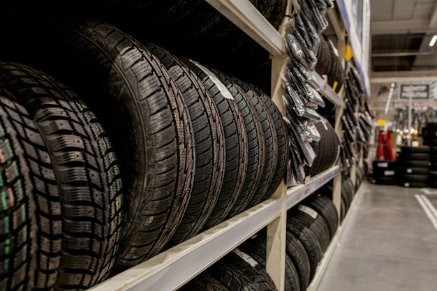 Gomme e ruote di automobile al magazzino nel negozio di pneumatici.