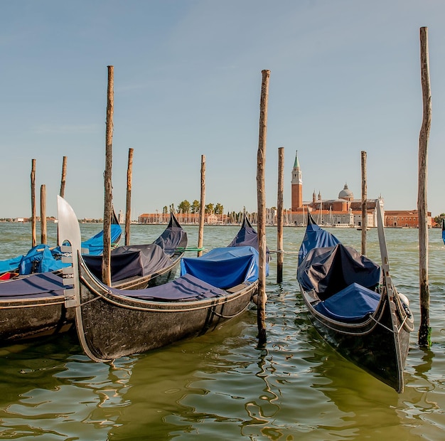 Gondola al molo con sfondo giudecca a venezia