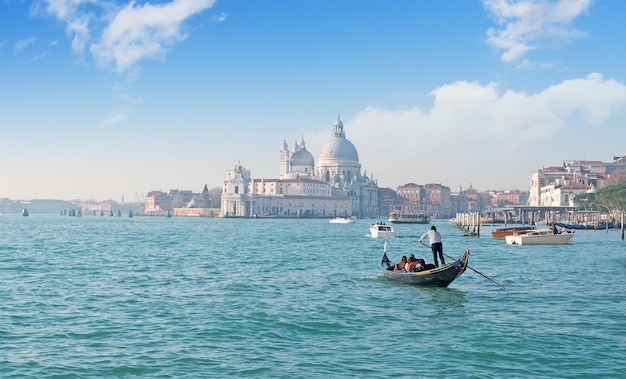 Gondola piena di turisti con Santa Maria della Salute sullo sfondo