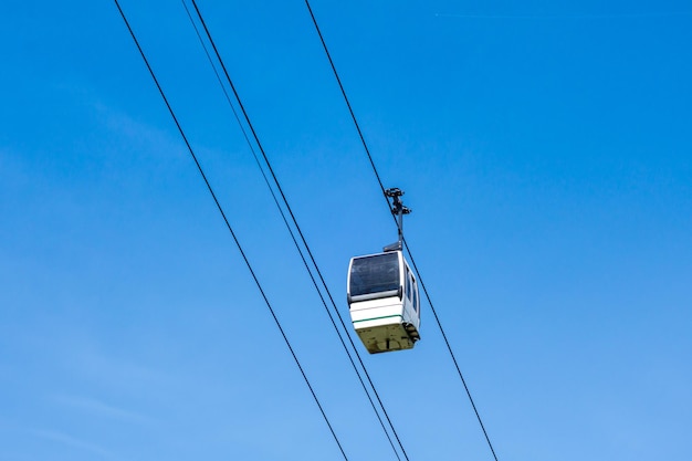 Gondola su un cielo blu. La Clusaz, Alta Savoia, Francia