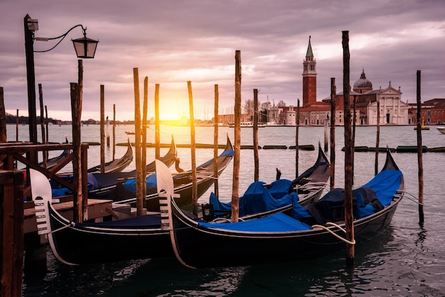 Gondole a Venezia sul tramonto accanto a Piazza San Marco Famoso punto di riferimento in Italia