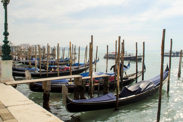 Gondole barche tradizionali a Venezia sulla passeggiata del Canal Grande