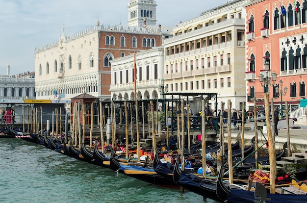 Gondole barche tradizionali a Venezia sulla passeggiata del Canal Grande