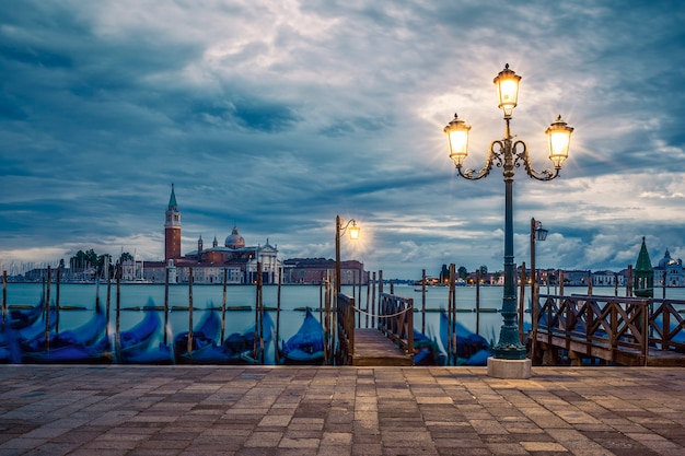 Gondole galleggianti nel Canal Grande in un giorno di pioggia, Venezia