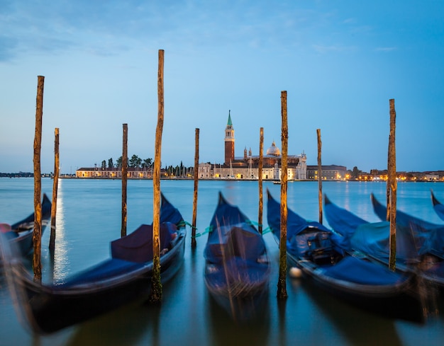 Gondole in movimento sul lungomare di Venezia, San Giorgio Maggiore sullo sfondo