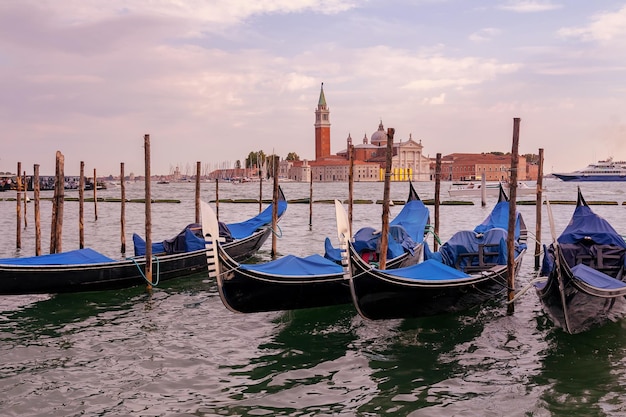 Gondole ormeggiate in Piazza San Marco al tramonto. Venezia, Italia, Europa