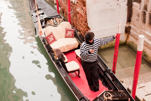 Gondole sui canali di Venezia il giorno nebbioso invernale, Venezia, Italia