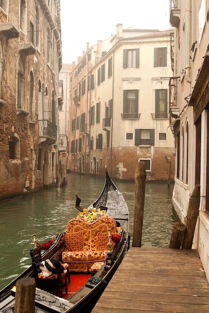 Gondole sui canali di Venezia il giorno nebbioso invernale, Venezia, Italia