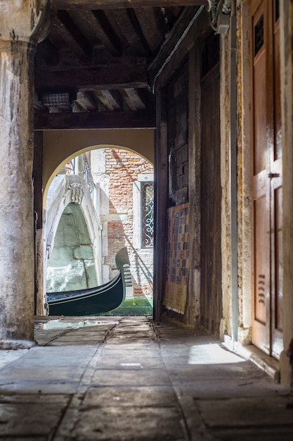 Gondole sul canale a Venezia, Italia. Vecchio vicolo