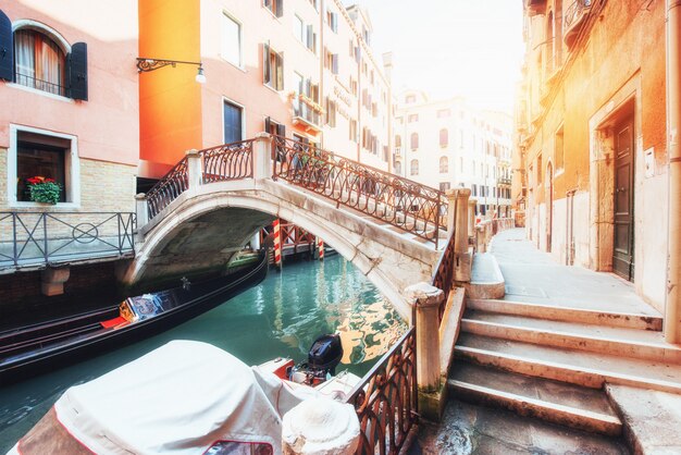 Gondole sul canale a Venezia. Venezia è una destinazione turistica popolare in Europa.