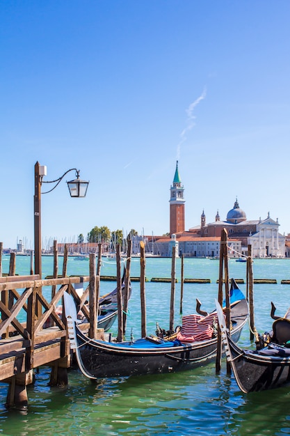 Gondole sul molo a Venezia